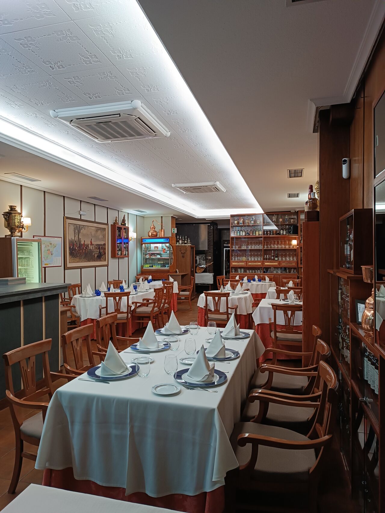 Salón de El Coto junto a la barra