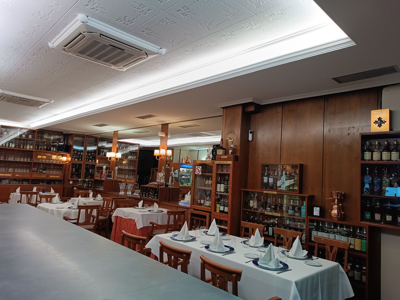 Salón de El Coto con la bodega a la vista