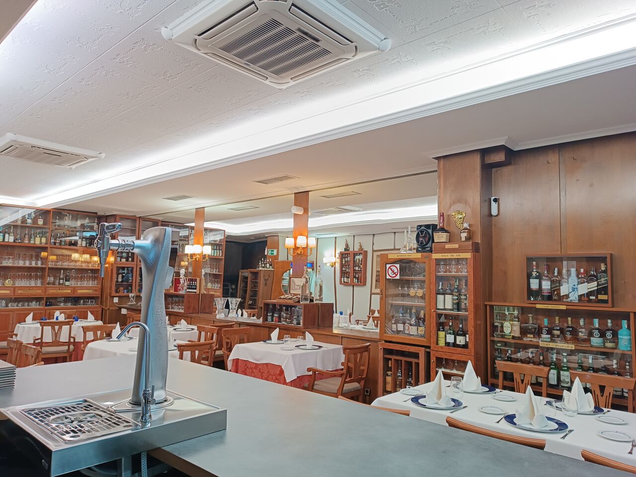 Vitrinas de la bodega junto a las mesas