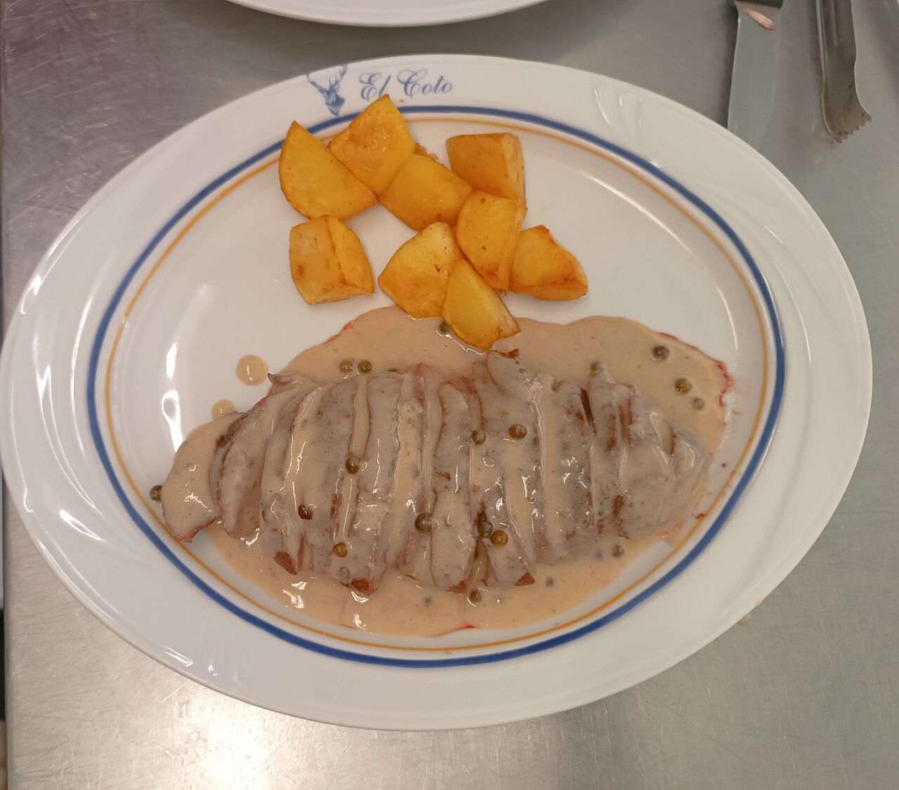 Plato de carne con foie de la carta